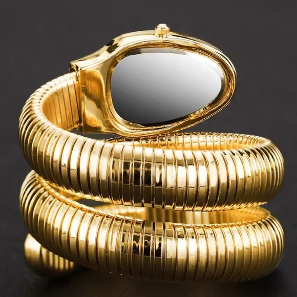 Elegant Gold Women\'s Wrap Watch
